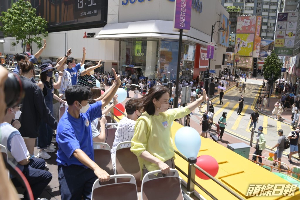 個個熱到不得了，但何廣沛就成功避開暴曬環節。